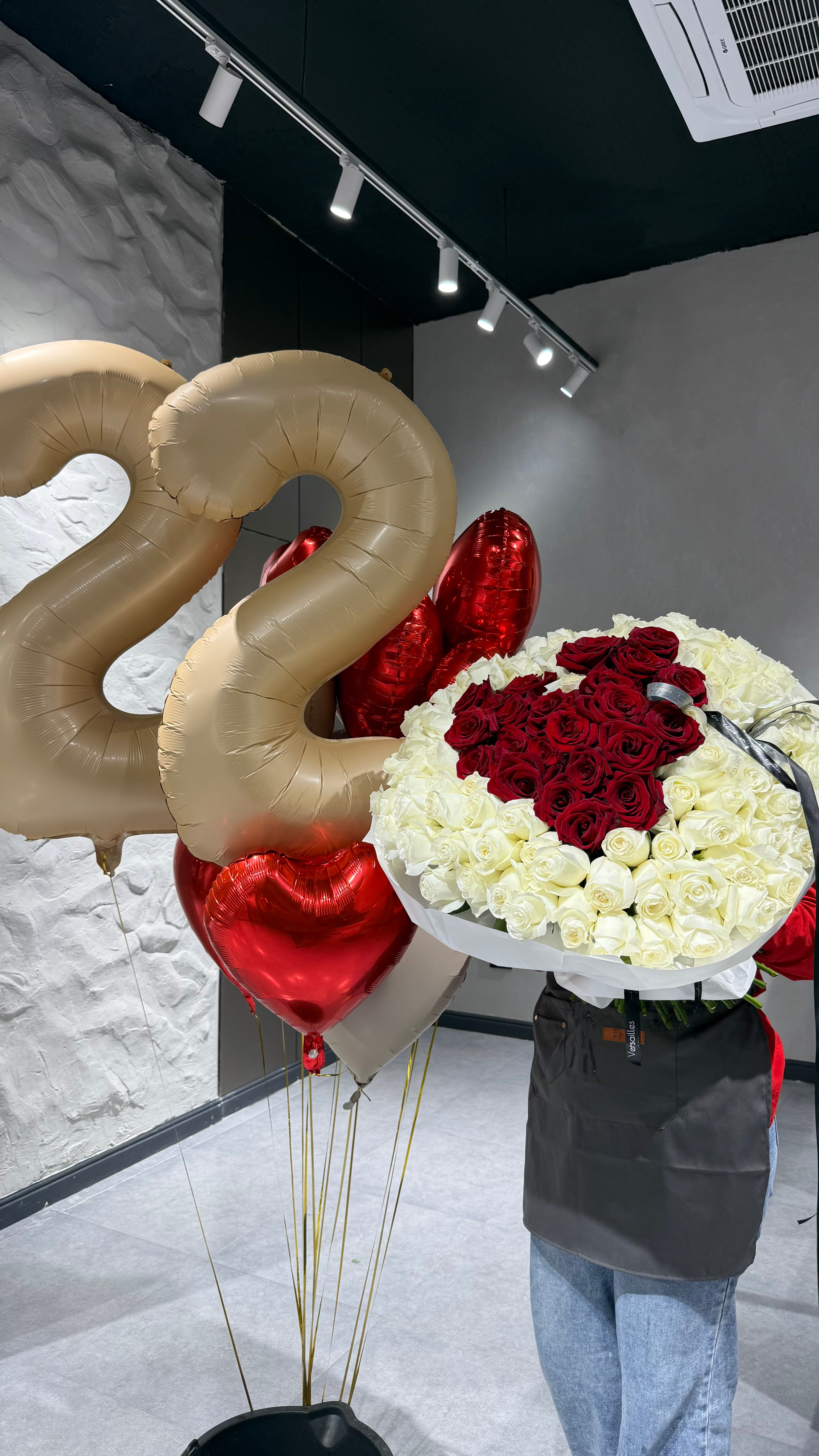 101 Roses in Heart Shape – Luxury Gift Set with Balloons